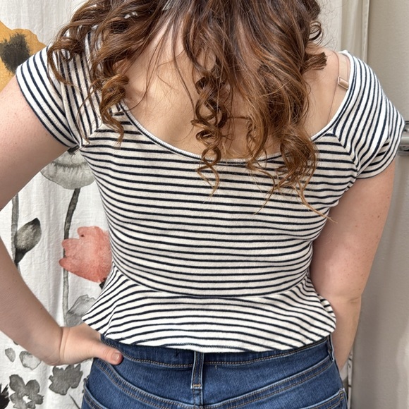Women’s American Eagle striped cropped v-neck ruffled top. Size medium - Picture 6 of 11